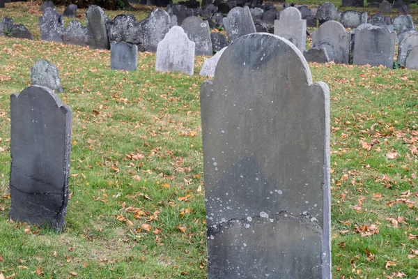 Alte Grabsteine auf Friedhof — Stockfoto