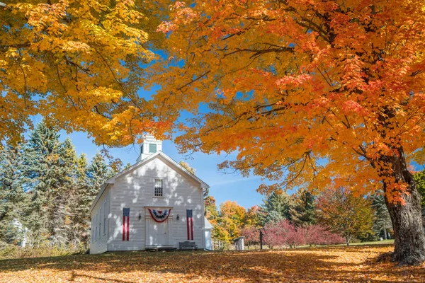 Nova Igreja Engand no Outono — Fotografia de Stock