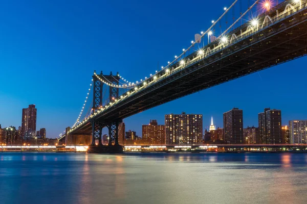 Manhattan Bridge 's nachts — Stockfoto