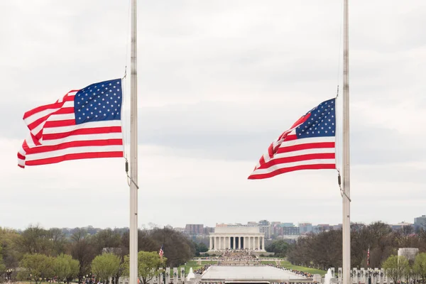 林肯纪念堂与美国国旗 — 图库照片