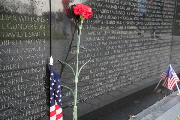 Flower and American Flag at Vietnam Veterans Memorial — Stock Photo, Image