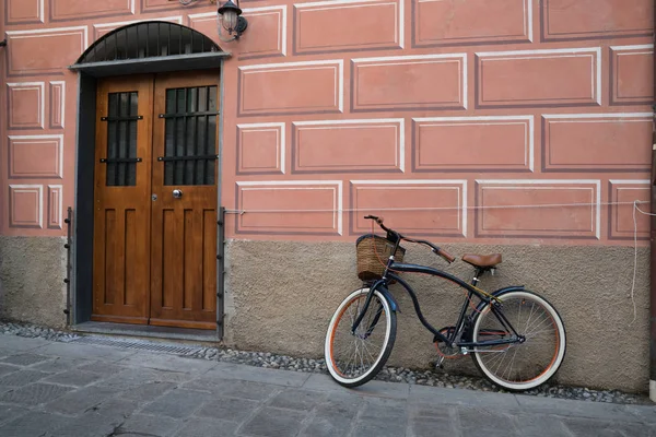 Ποδήλατο σταθμευμένα έξω από το σπίτι. — Φωτογραφία Αρχείου