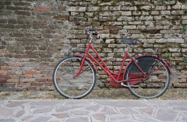 Tuğla duvarı boyunca Bisiklet