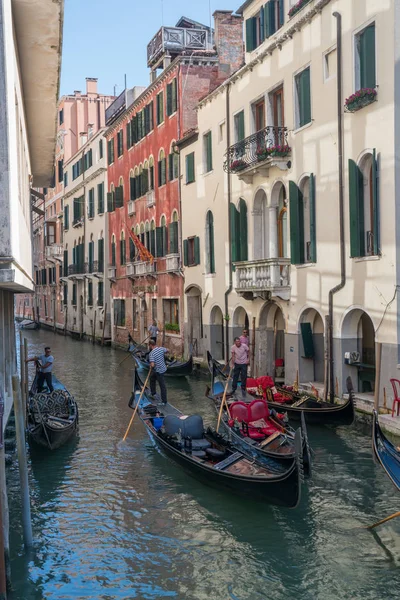 Gondoly v kanálu v Benátkách, Itálie. — Stock fotografie