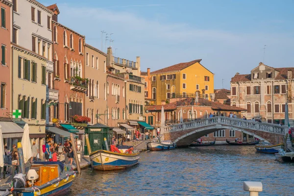 Benátky canal při západu slunce — Stock fotografie