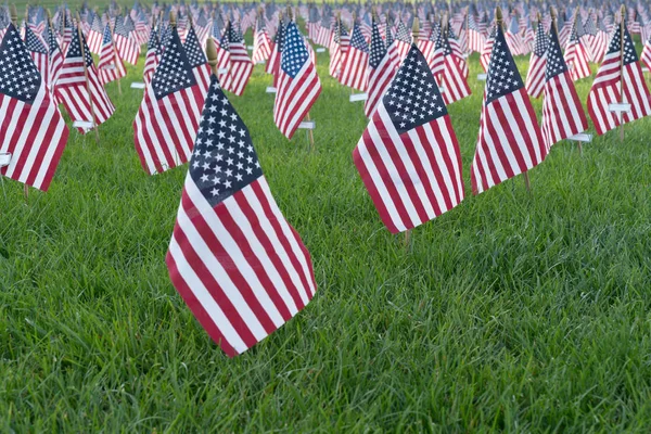 Pequeñas banderas americanas en el monumento del 11 de septiembre —  Fotos de Stock