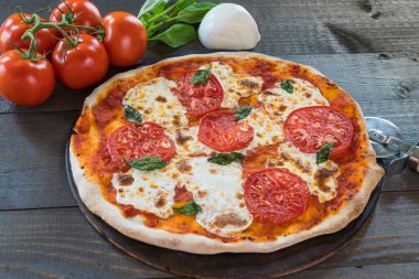 ahşap masa üzerinde taze pizza