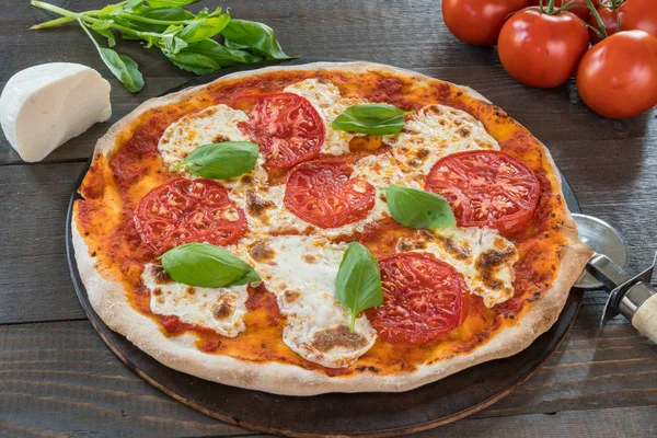 ahşap masa üzerinde taze pizza