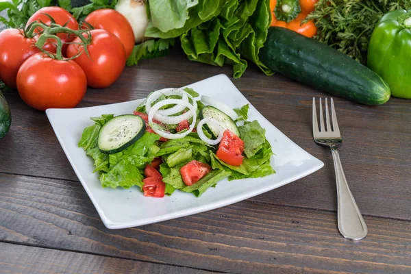 Ahşap masa üzerinde taze salata