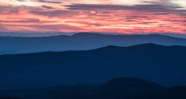 Günbatımı üzerinde Shenandoah Milli Parkı