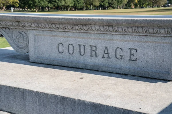 Σημάδι θάρρος, λαξευμένη σε πέτρα — Φωτογραφία Αρχείου