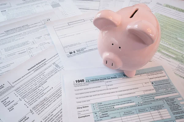 IRS Tax vormt met spaarvarken — Stockfoto
