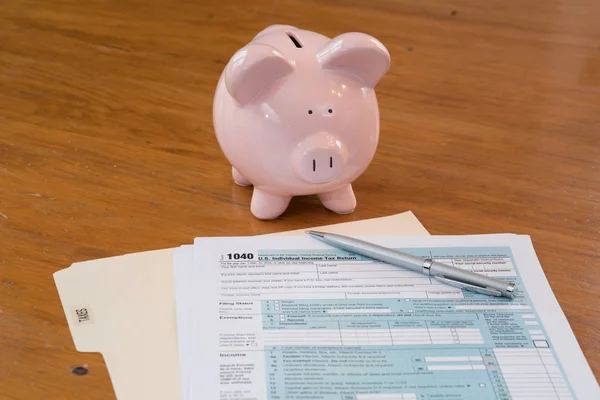 IRS belastingformulier met spaarvarken en Calculator — Stockfoto