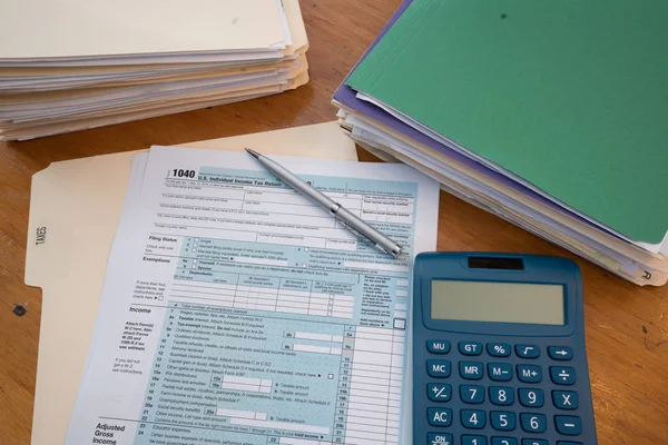 IRS belastingformulier met mappen, rekenmachine en Pen — Stockfoto