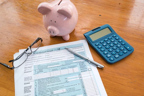 IRS belastingformulier met spaarvarken en Calculator — Stockfoto