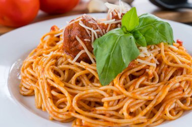 Tabak spagetti sosu ve köfte ile