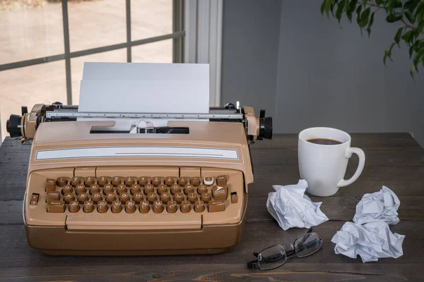 Velha máquina de escrever Vintage na mesa — Fotografia de Stock