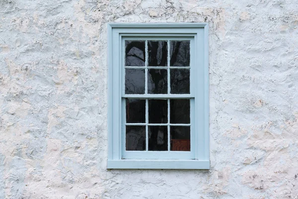 Altes blaues Fenster an Scheune — Stockfoto