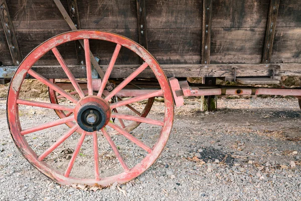 Stare drewniane koło wagonu — Zdjęcie stockowe