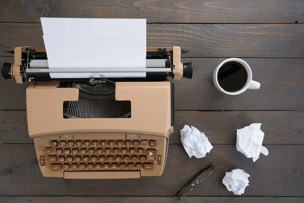Velha máquina de escrever Vintage na mesa — Fotografia de Stock