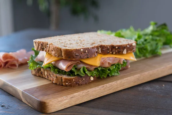 Sandwich de jamón y queso fresco — Foto de Stock