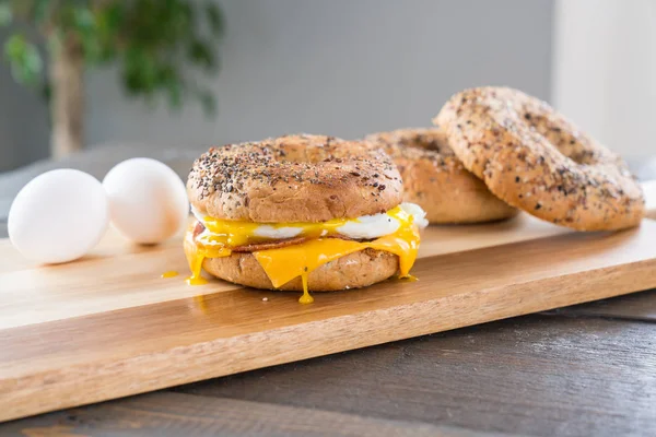 Canadian Bacon, ei en kaas ontbijt Sandwich — Stockfoto