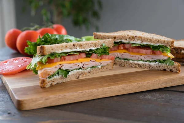 Sandwich de pavo en una tabla de cortar — Foto de Stock