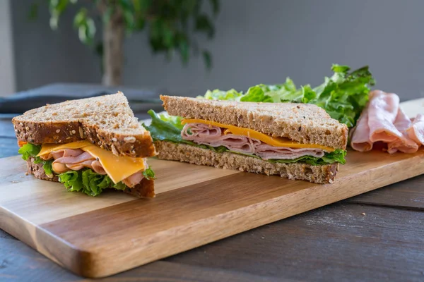 Sándwich de jamón y queso en rodajas — Foto de Stock