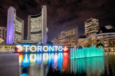 Nathan Phillips Meydanı 'nda Toronto tabelası