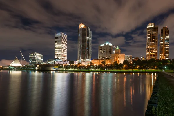 Skyline nocturno de Milwaukee, Wisconsin — Foto de Stock