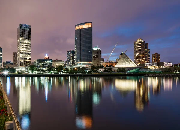 Noite Skyline de Milwaukee, Wisconsin — Fotografia de Stock