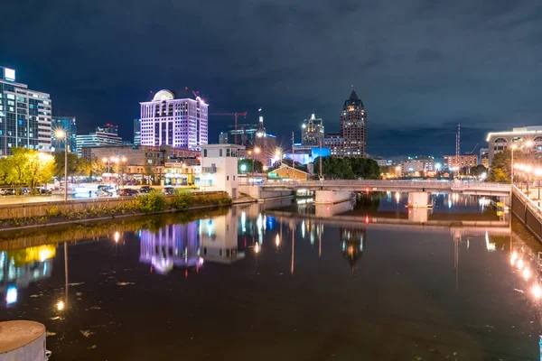 Milwaukee, el Skyline nocturno de Wisconsin — Foto de Stock