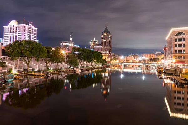 Milwaukee, Wisconsin Night Skyline — стокове фото