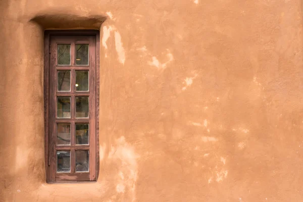 오래 된 어도비 월 과 창문 — 스톡 사진