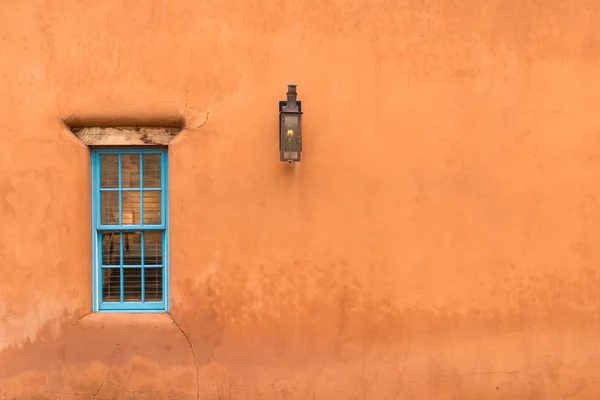 Stará jihozápadní zeď a okno Adobe — Stock fotografie