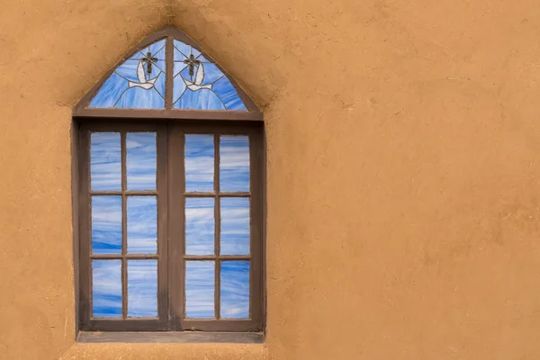스테인드글라스 어도비 교회 창문 — 스톡 사진