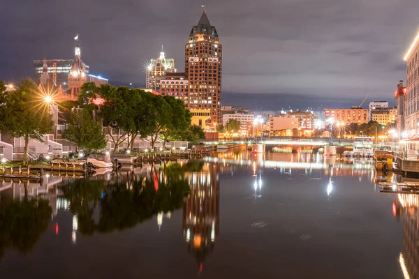 Milwaukee, Wisconsin Gece Skyline — Stok fotoğraf