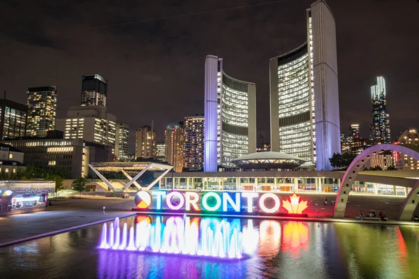 Toronto assina na Praça Nathan Phillips — Fotografia de Stock