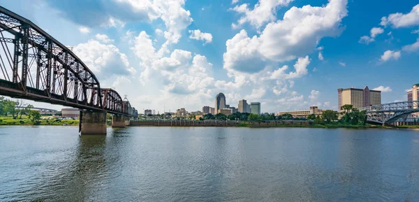 Panorama Shreveportu v Louisianě podél Rudé řeky — Stock fotografie
