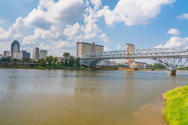 Panorama Shreveportu v Louisianě podél Rudé řeky — Stock fotografie
