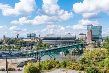 Knoxville, TN - 9 Ekim 2019: Tennessee Nehri boyunca Knoxville 'in ufuk çizgisi