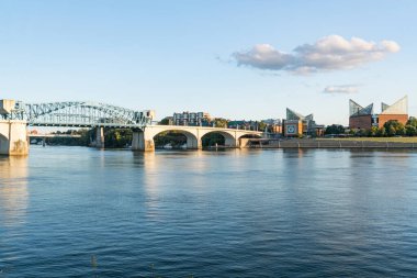 Chattanooga, Tn - 8 Ekim 2019: Tennessee Nehri boyunca Chattanooga City Skyline