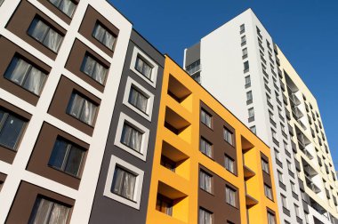 çok renkli dekoratif sıva ile yapım aşamasında evin cephe