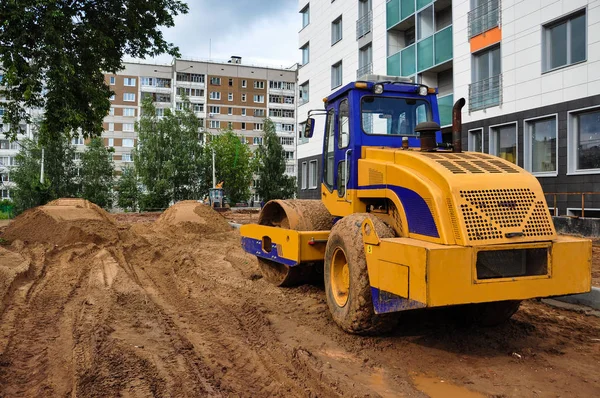 Rullo Del Trattore Allinea Sabbia Costruzione Una Nuova Strada Nuovo — Foto Stock