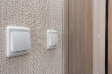 Yeni inşa edilen evin yeni dairesinde sıcak renklerde klasik iç mekan unsurları