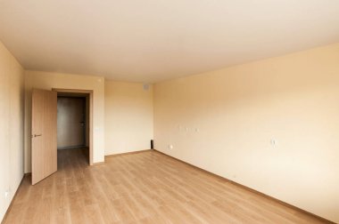 Yeni yapılmış bir evin yeni dairesinde sıcak renklerde klasik bir iç mekan.