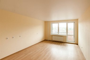 Yeni yapılmış bir evin yeni dairesinde sıcak renklerde klasik bir iç mekan.