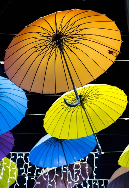 Bunte Regenschirme Und Girlanden Hängen Reihenweise Schwarzen Himmel — Stockfoto