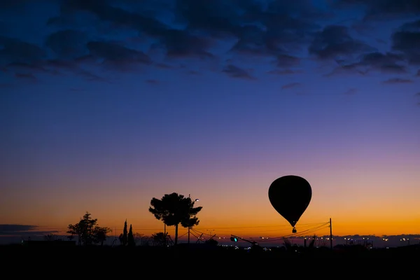 Balon Gorące Powietrze Przelatuje Nad Ziemią Niebieskim Niebie Chmurami Zmierzchu — Zdjęcie stockowe