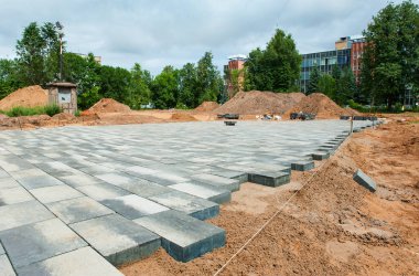 Yazın yeşil ağaçların arka planında yeni asfalt levhalar